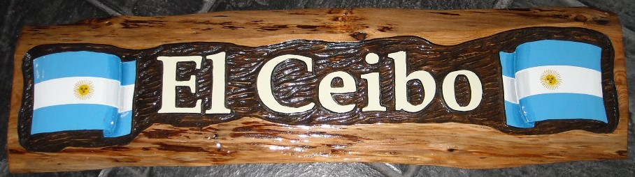 Cartel de El Ceibo tallado en madera